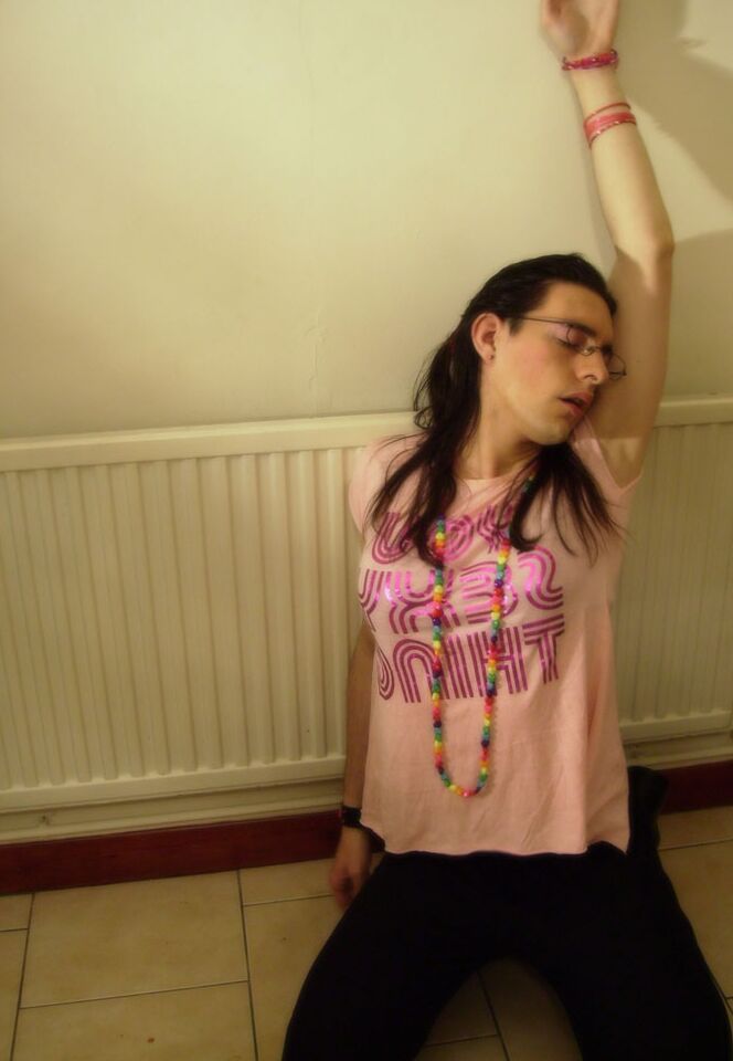 16P Essa crossdresser adora vestir suas lindas roupas rosa para a câmera