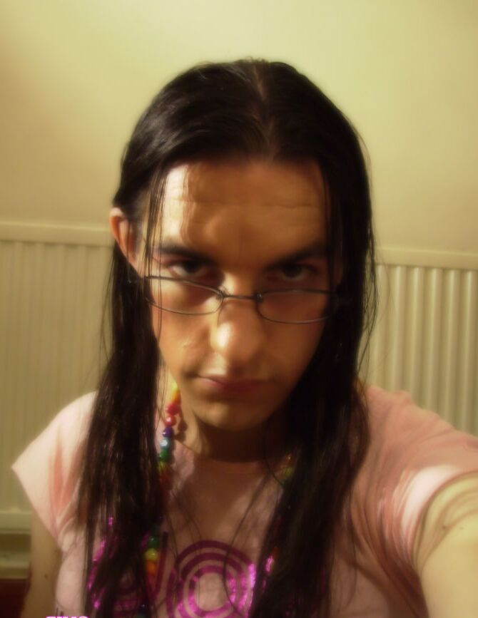 16P Essa crossdresser adora vestir suas lindas roupas rosa para a câmera