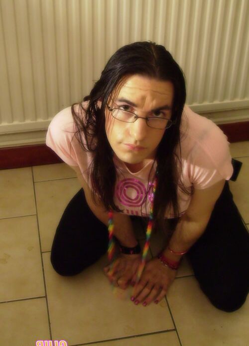 16P Essa crossdresser adora vestir suas lindas roupas rosa para a câmera