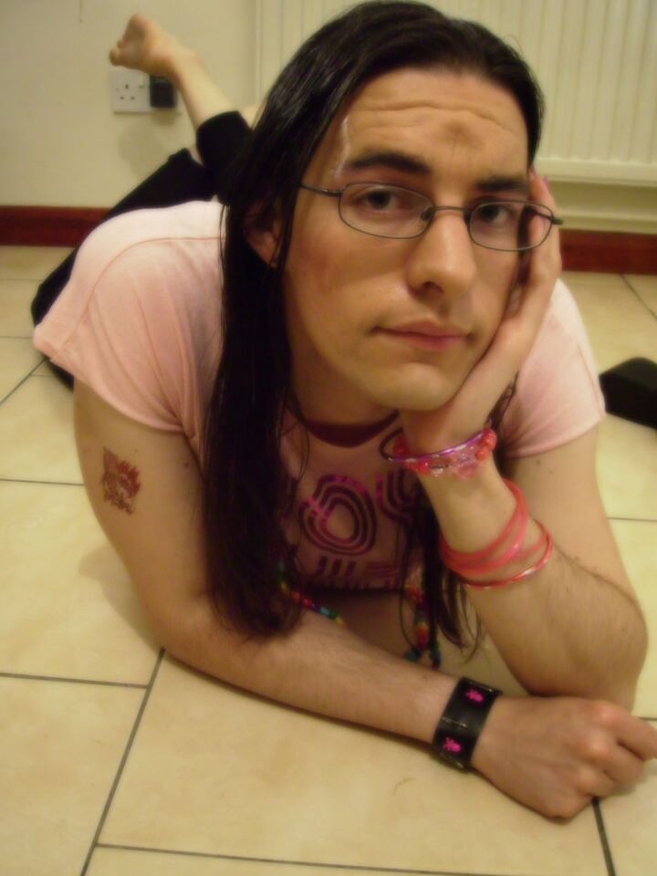 16P Essa crossdresser adora vestir suas lindas roupas rosa para a câmera