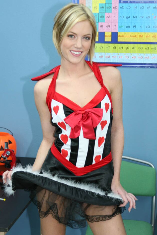 17P A fofa loira Riley Ray mostra calcinha sexy enquanto posa em fantasia de Halloween