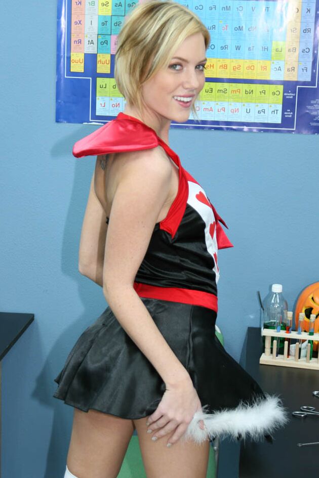 17P A fofa loira Riley Ray mostra calcinha sexy enquanto posa em fantasia de Halloween