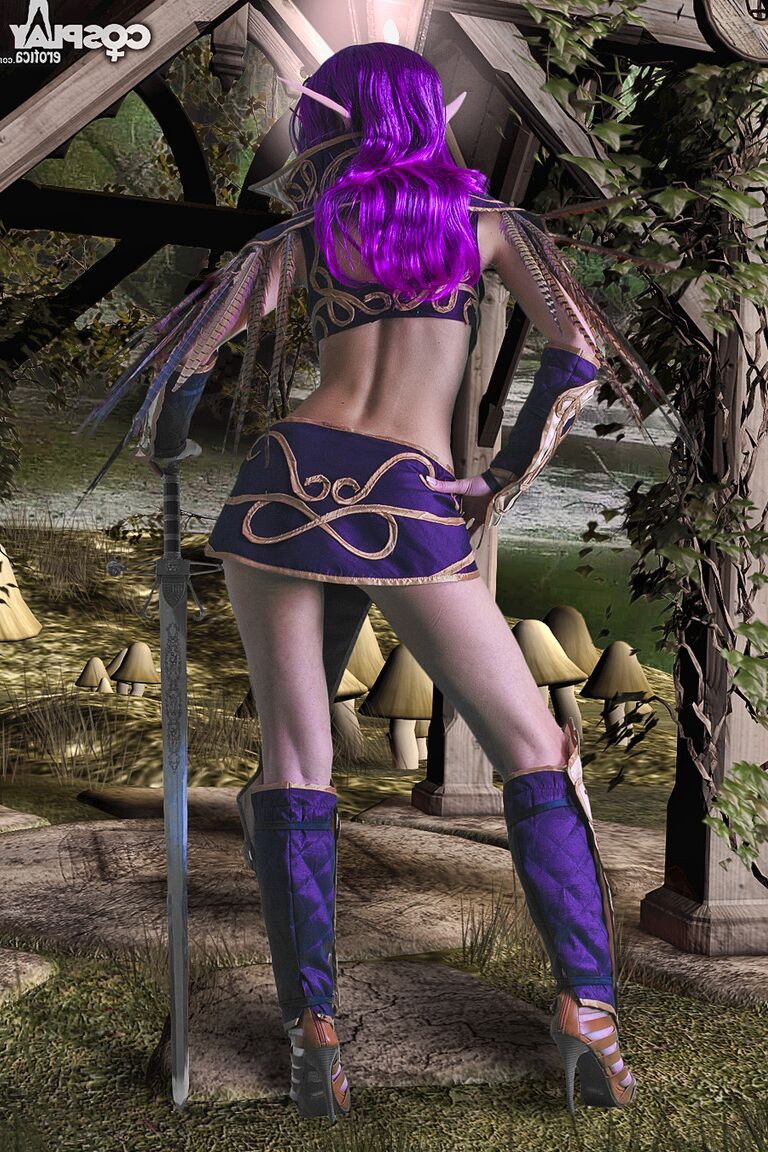 12P Chica caucásica se quita la ropa de cosplay de elfo de la noche