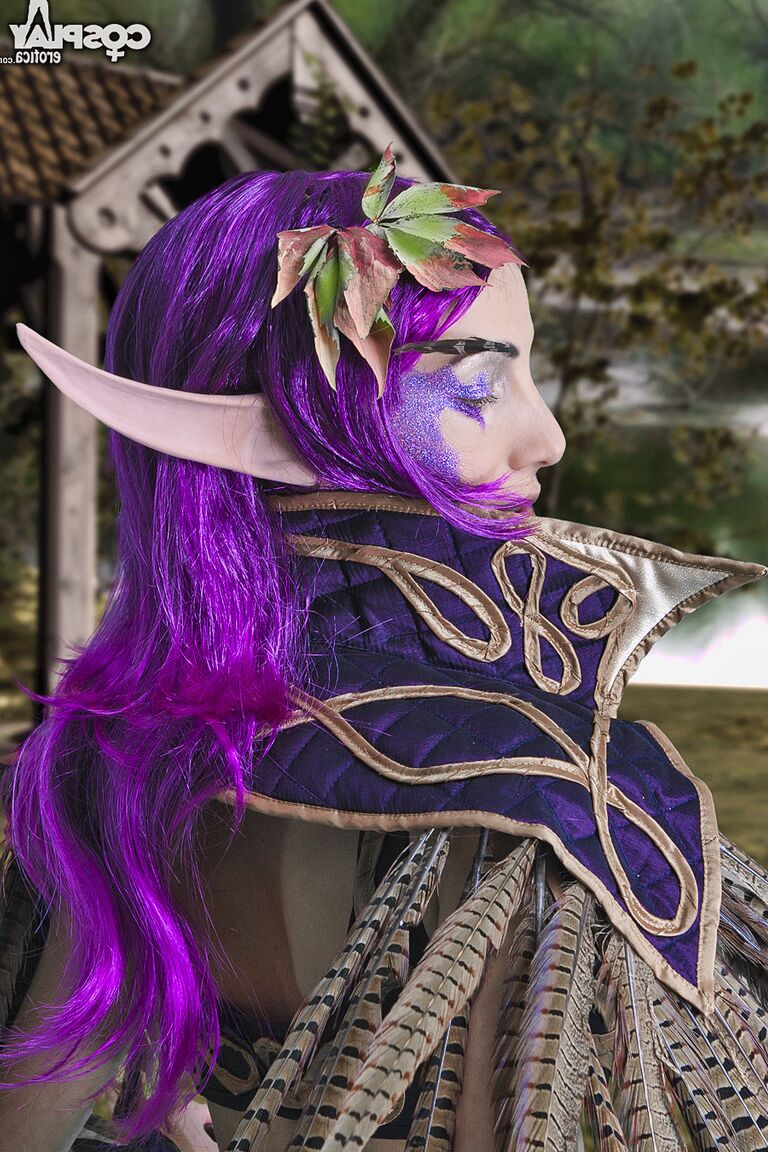 12P Chica caucásica se quita la ropa de cosplay de elfo de la noche