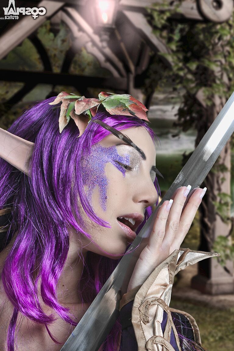 12P Chica caucásica se quita la ropa de cosplay de elfo de la noche