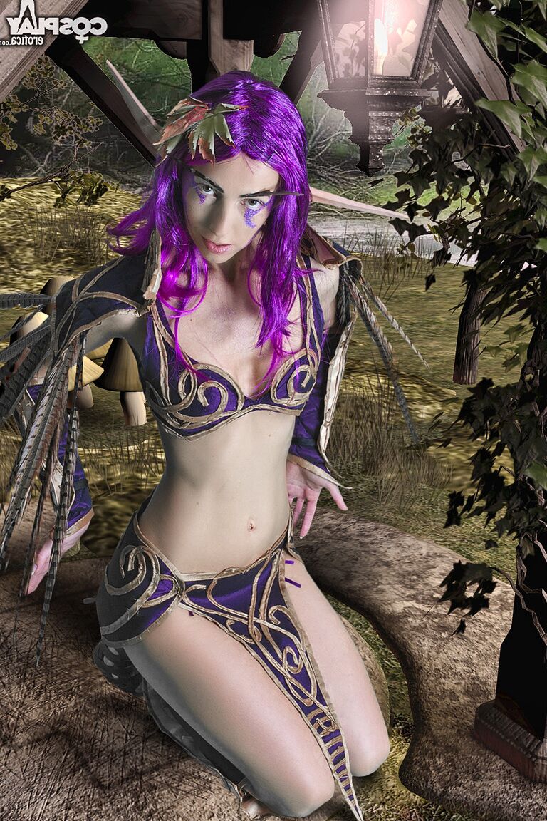 12P Chica caucásica se quita la ropa de cosplay de elfo de la noche