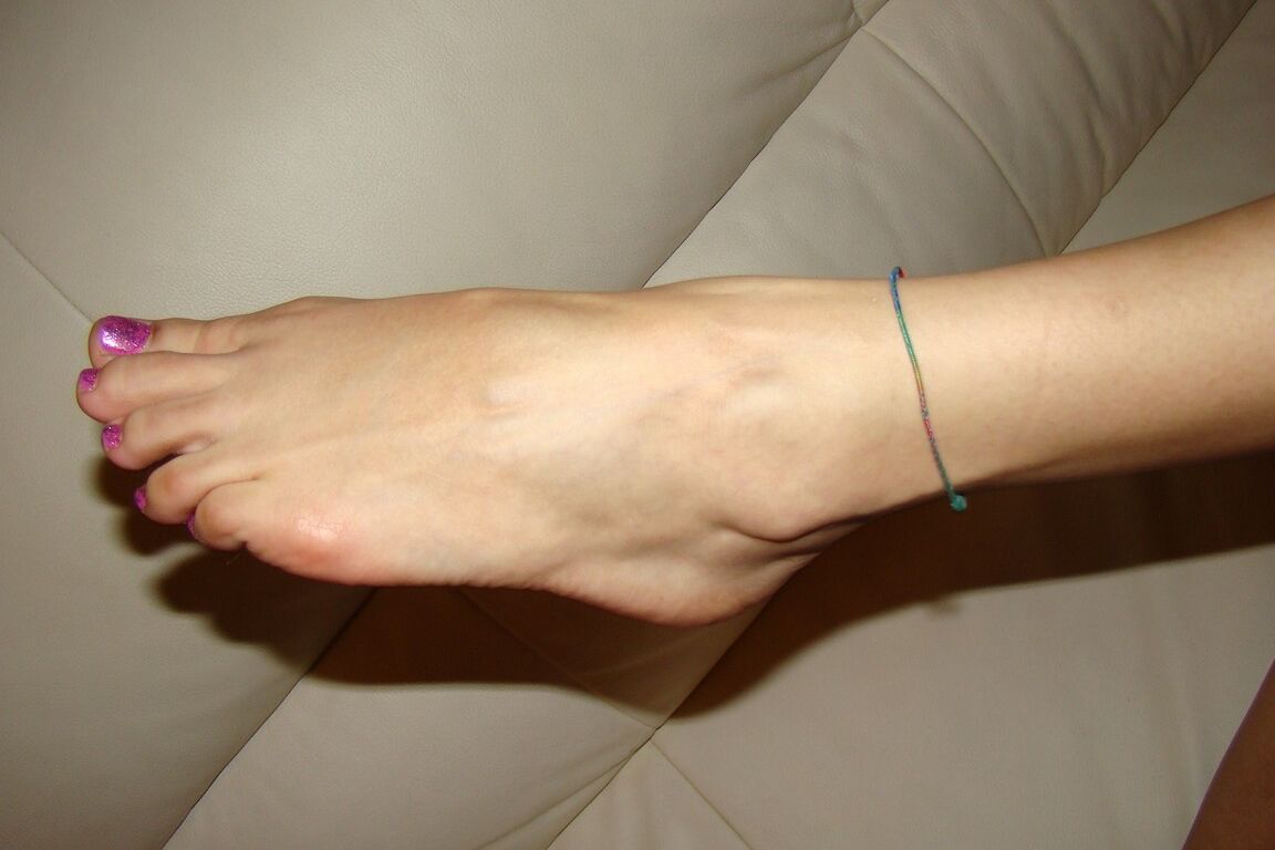 18P Das hübsche asiatische Mädchen Agnes steckt einen Finger in ihre rosa Muschi, nachdem sie sich nackt ausgezogen hat