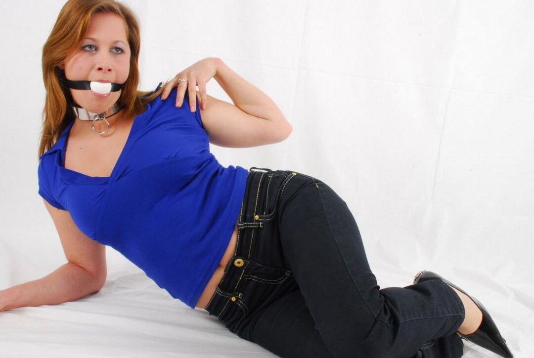 16P Gag Girls GG01 Ким с кляпом во рту и в ошейнике