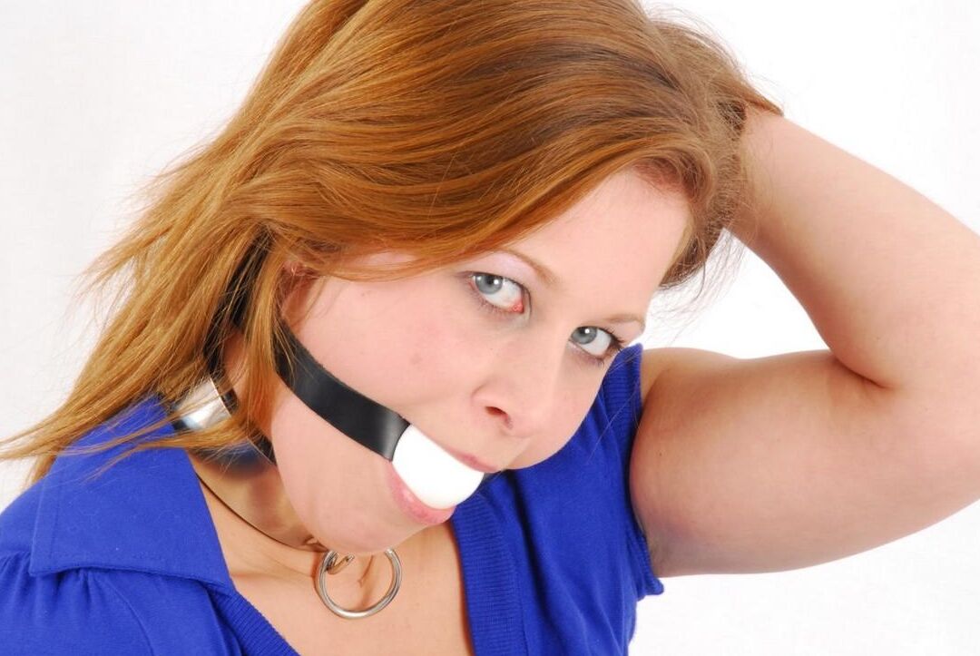 16P Gag Girls GG01 Ким с кляпом во рту и в ошейнике