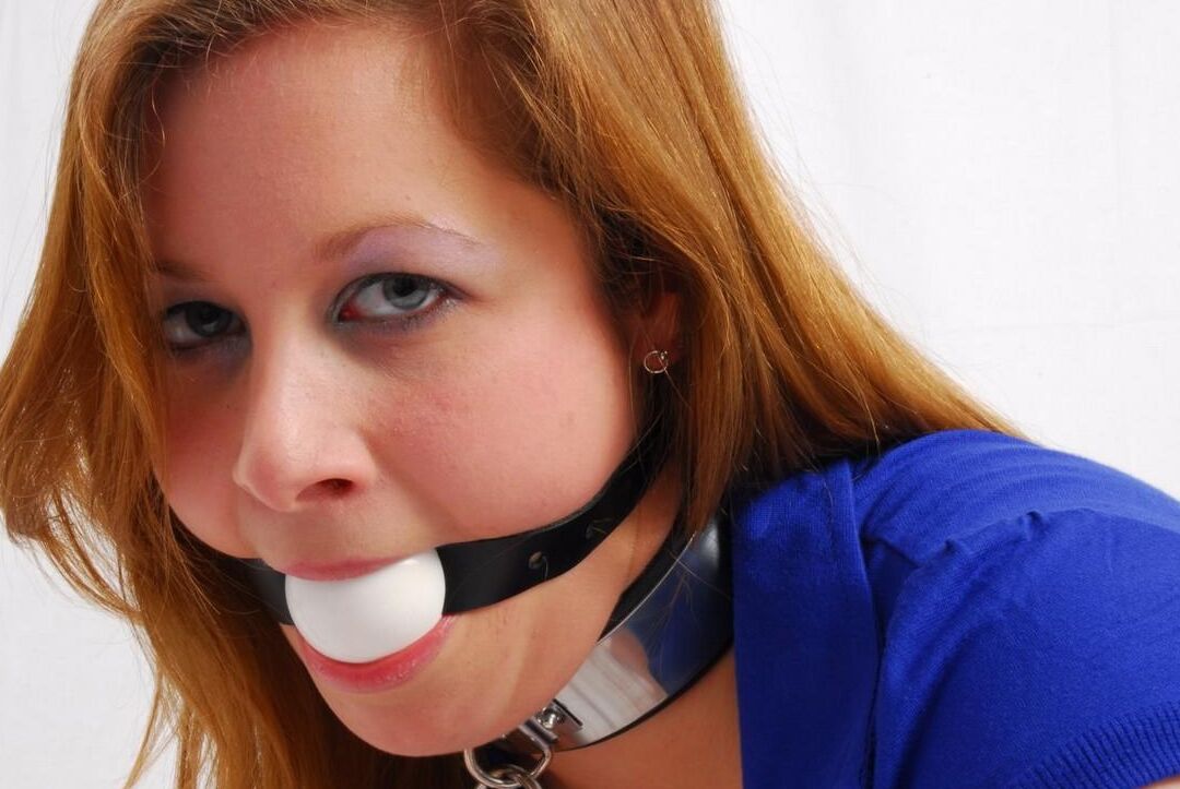 16P Gag Girls GG01 Ким с кляпом во рту и в ошейнике