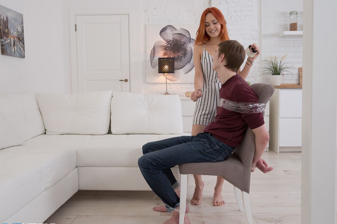 21P La jeune coquine Michelle Can baise un homme plus âgé pendant que son copain ligoté regarde
