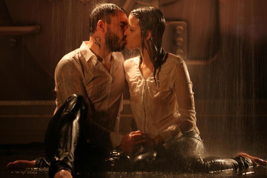 16P リア・サンと彼女の男友達は、スプリンクラーが作動するにつれてセックスしていることに気づきます