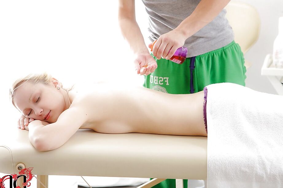 16P Adolescente europeia magra leva sua buceta raspada batida com força na mesa de massagem