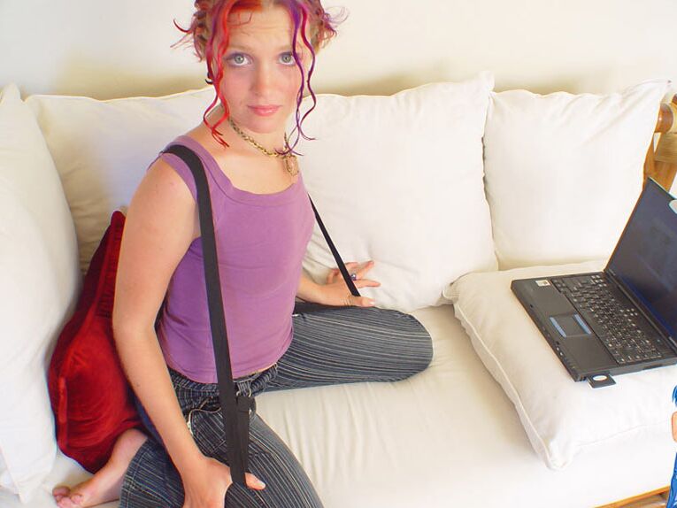 16P Adorável garota com cabelo tingido Amanda Kitten se masturba com um brinquedo sexual de vidro