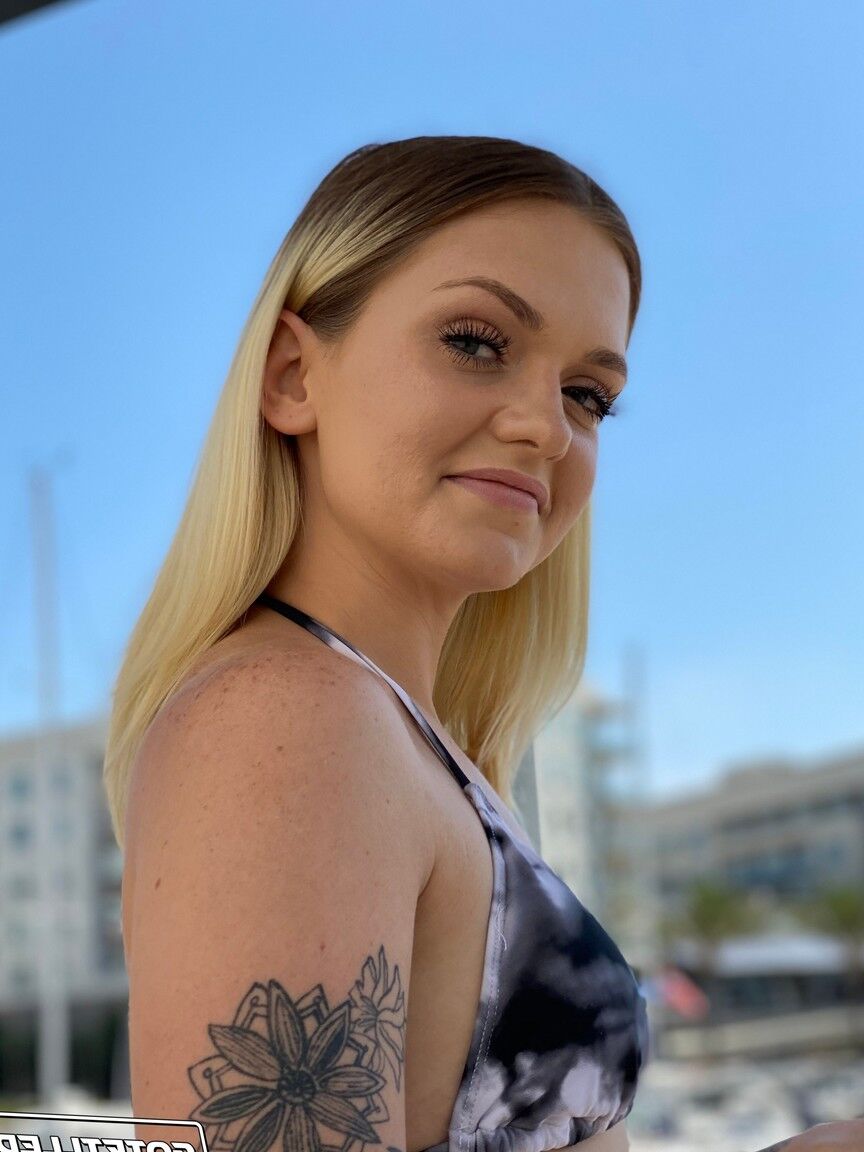 21P A adolescente tatuada Joey White mostra sua bunda grande depois de um rimjob, BJ