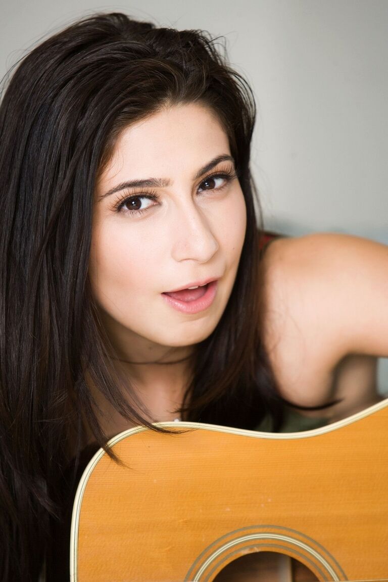 17P Gitarre spielend Allie Jordan deepthroats Schwanz
