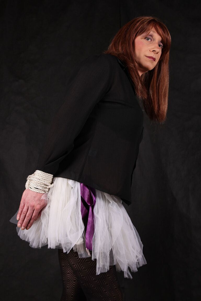 15P Lucimay liebt ihr Ballettkleid, aber ein bisschen BDSM liebt sie noch mehr
