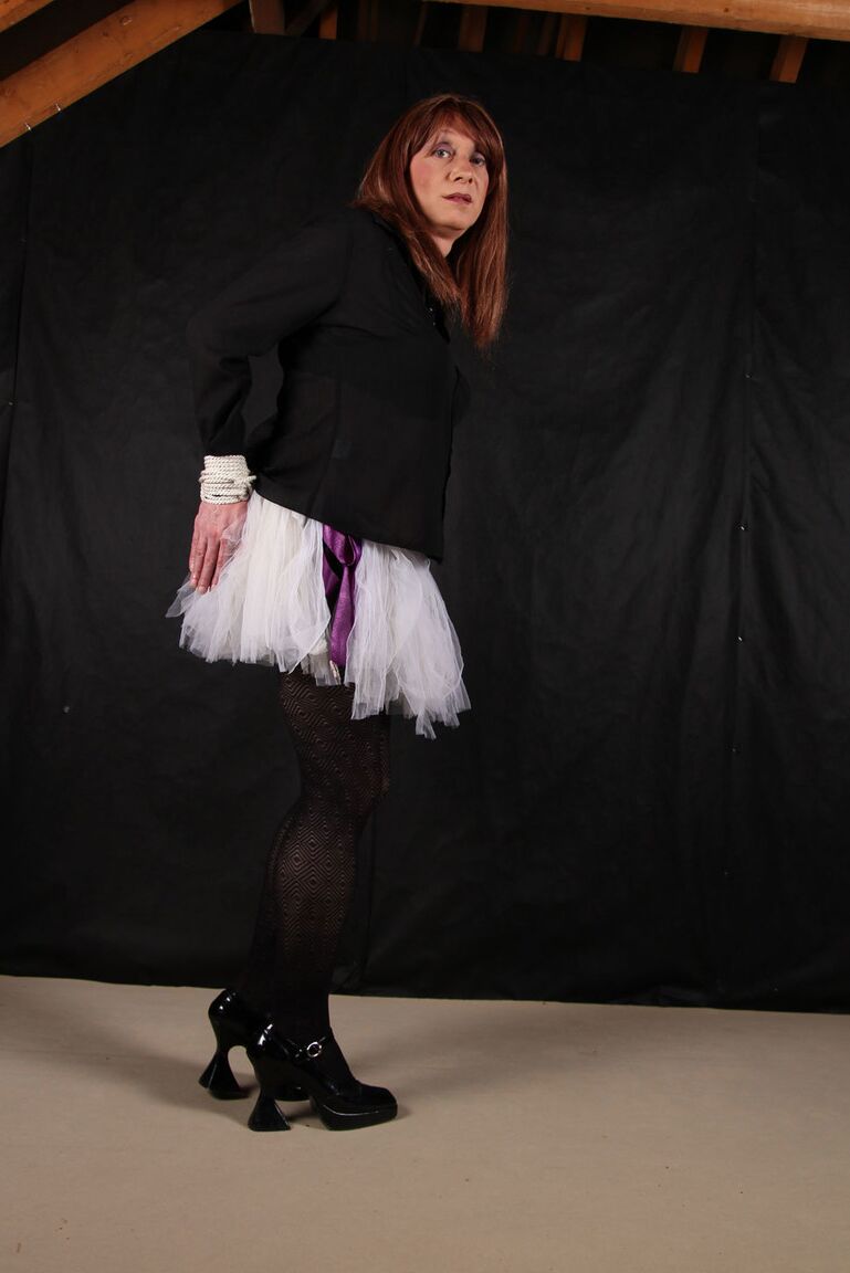 15P Lucimay liebt ihr Ballettkleid, aber ein bisschen BDSM liebt sie noch mehr