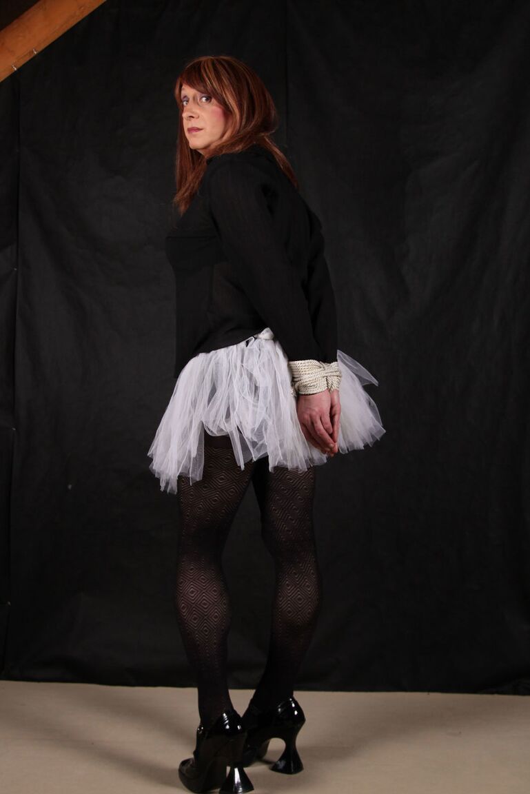 15P Lucimay liebt ihr Ballettkleid, aber ein bisschen BDSM liebt sie noch mehr