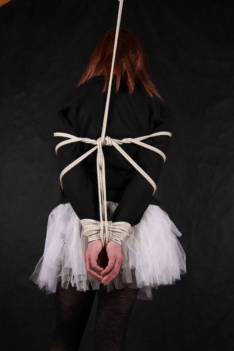 15P Lucimay liebt ihr Ballettkleid, aber ein bisschen BDSM liebt sie noch mehr