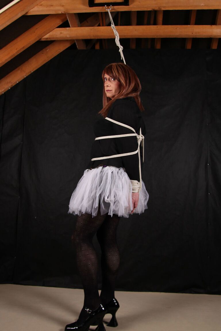 15P Lucimay liebt ihr Ballettkleid, aber ein bisschen BDSM liebt sie noch mehr