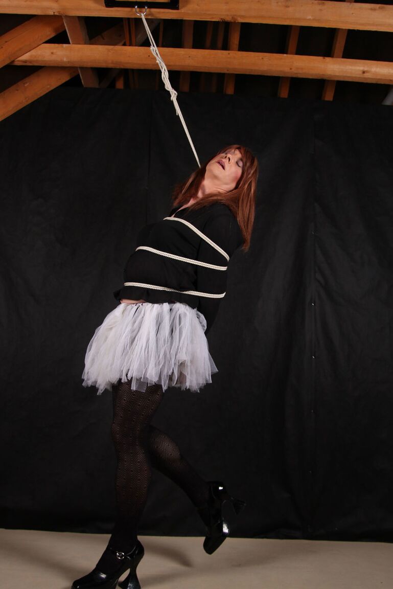 15P Lucimay liebt ihr Ballettkleid, aber ein bisschen BDSM liebt sie noch mehr