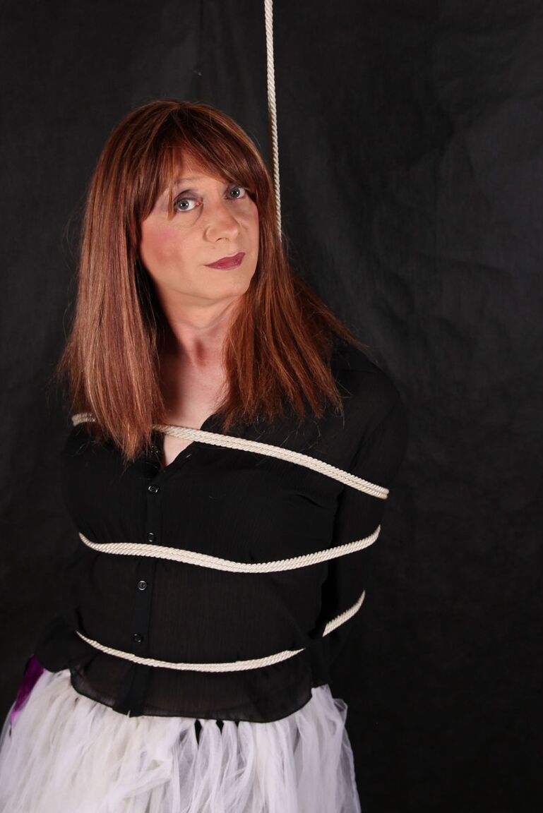 15P Lucimay liebt ihr Ballettkleid, aber ein bisschen BDSM liebt sie noch mehr