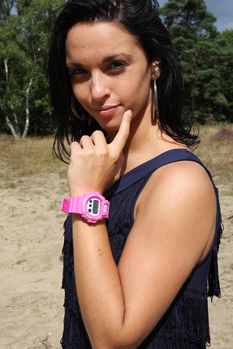 16P Брюнетка Нора прикована наручниками к дереву и носит розовые часы G-Shock.
