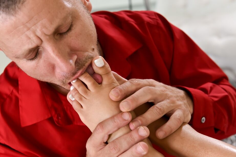 Katya Rodriguez, une adolescente latina de 12P, suce la bite de son mec et attrape son sperme sur les pieds