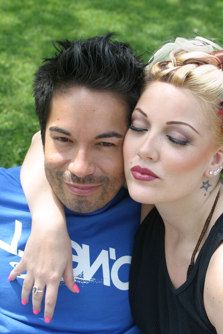 21P La femme blonde Candy Monroe bande les yeux de son mari avant de baiser un homme noir