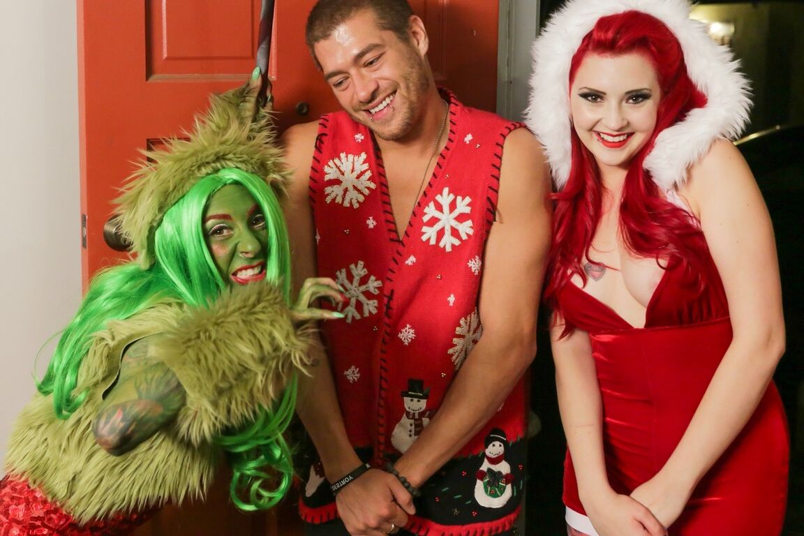 15P Ruiva tatuada fode um pau grosso durante sexo cosplay excêntrico no Natal