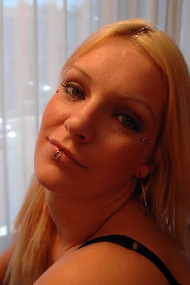 21P La rubia amateur Candi muestra sus pequeñas tetas y su bonito trasero en un striptease en solitario