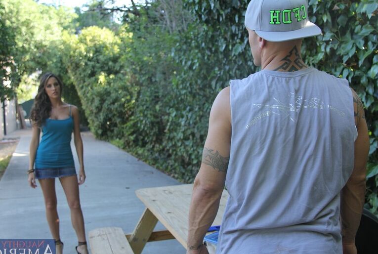 21P La impresionante estrella porno Kortney Kane se mete una polla joven en la boca y el chocho