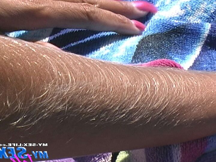 21P サングラスをかけた毛深い美女がメコスジでからかう