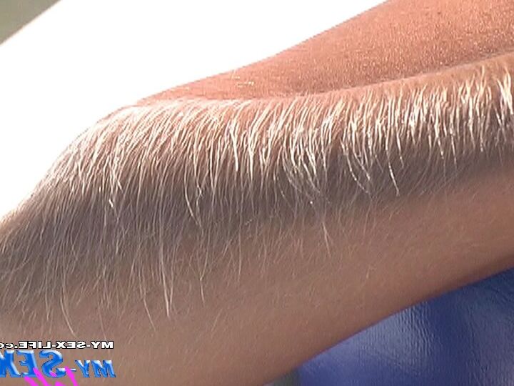 21P サングラスをかけた毛深い美女がメコスジでからかう