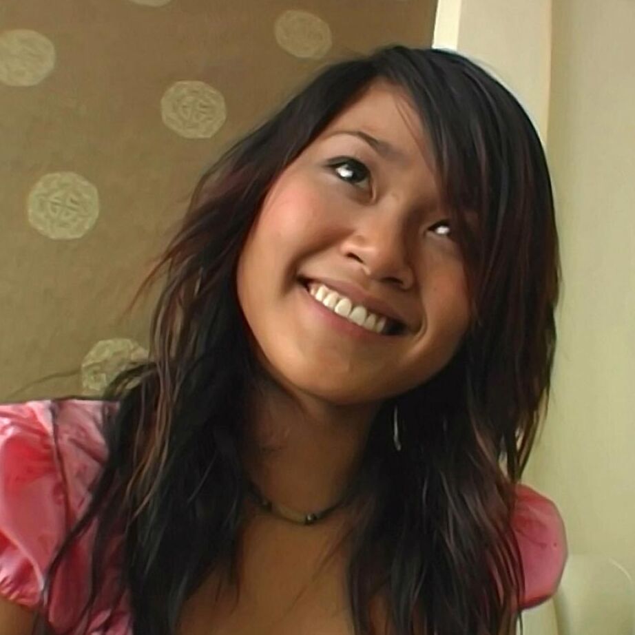16P Menina asiática perde um jogo antes de chupar um pau e receber uma gozada facial