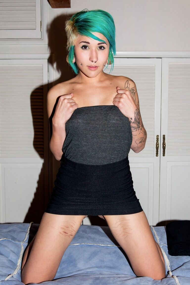 13P Garota tatuada com cabelo tingido Sofi Vondoom tira tiras antes do sexo POV começar