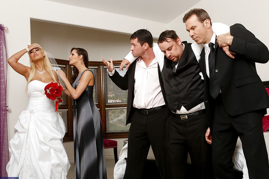 16P La esbelta europea Bridgette B. folla después de su boda