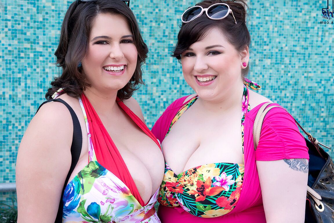 16P Las mejores amigas maduras y gordas sacan sus enormes tetas para jugar en la playa