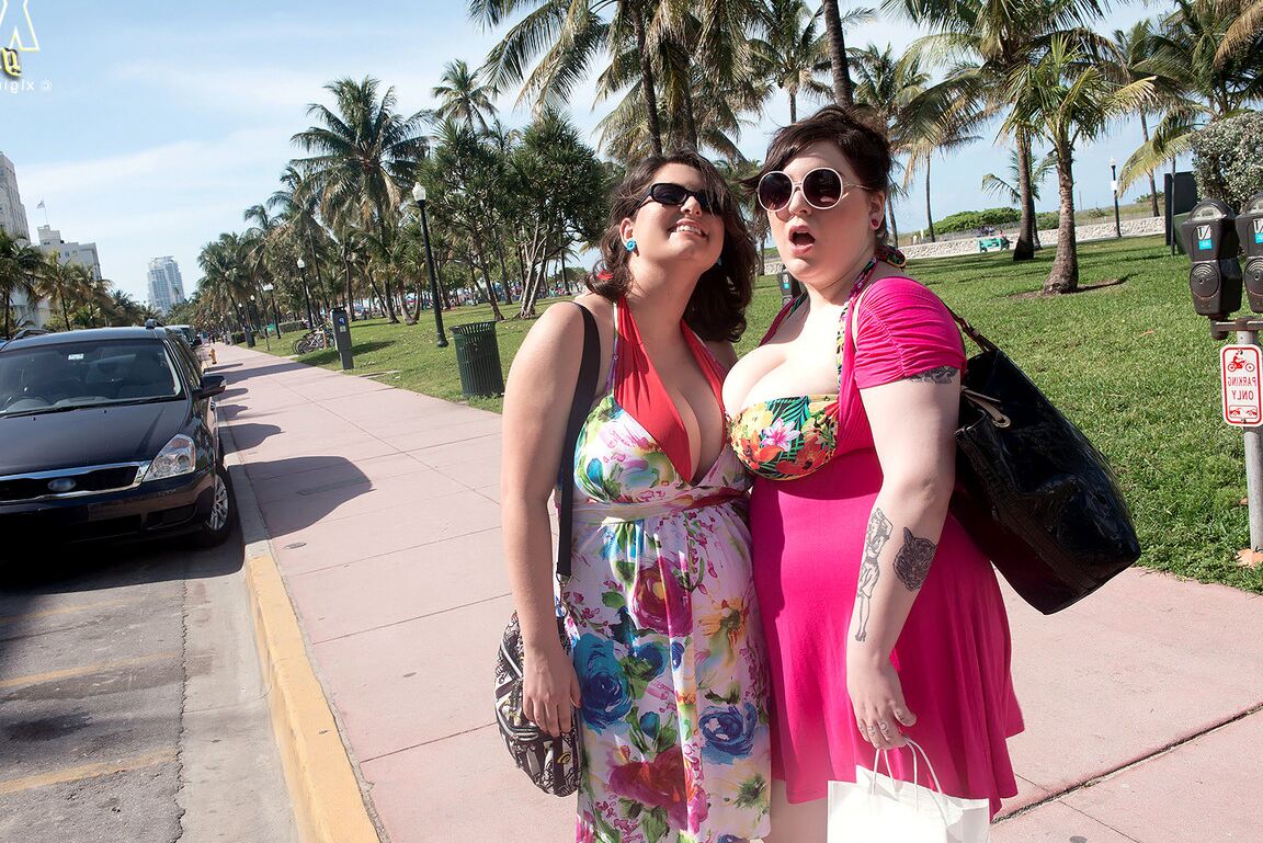 16P Las mejores amigas maduras y gordas sacan sus enormes tetas para jugar en la playa