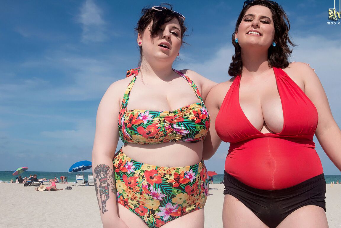 16P Las mejores amigas maduras y gordas sacan sus enormes tetas para jugar en la playa