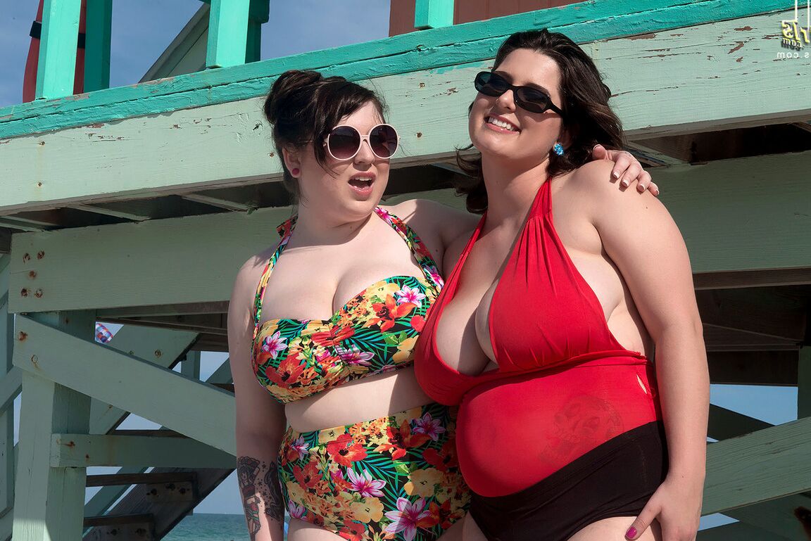 16P Las mejores amigas maduras y gordas sacan sus enormes tetas para jugar en la playa