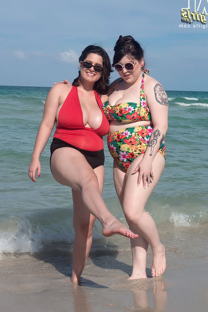 16P Las mejores amigas maduras y gordas sacan sus enormes tetas para jugar en la playa