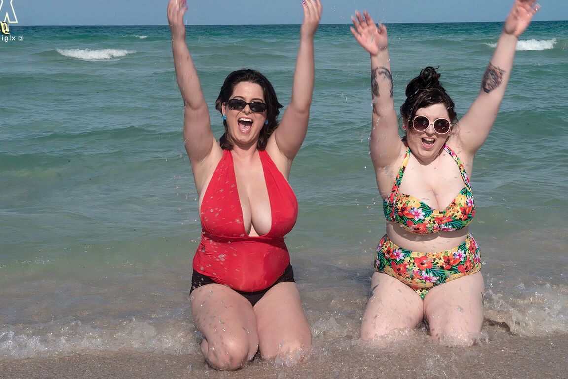 16P Las mejores amigas maduras y gordas sacan sus enormes tetas para jugar en la playa