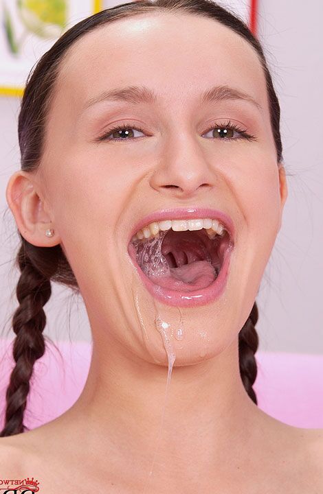 16P お下げ髪のクラウディア・アダムスが激しく吸っておっぱい全体にザーメンを採点