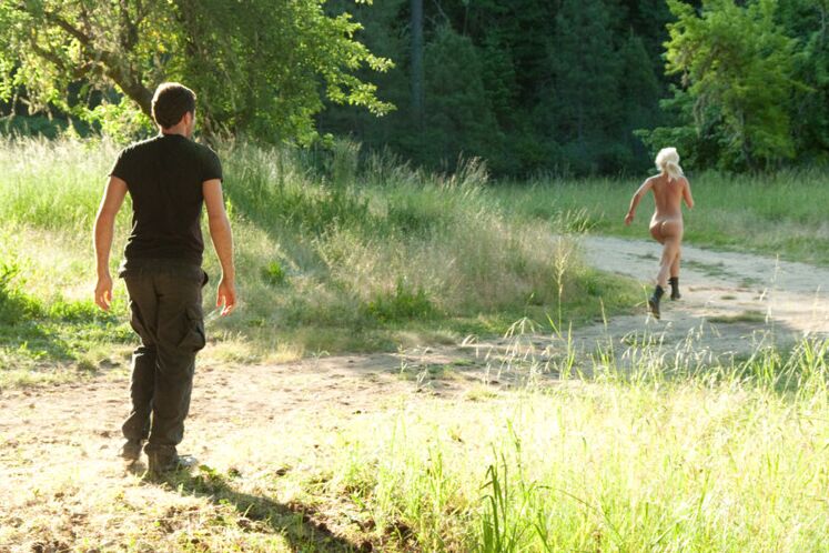 14P Chicas rubias son obligadas a realizar actos sexuales duros después de quedar atrapadas en el bosque