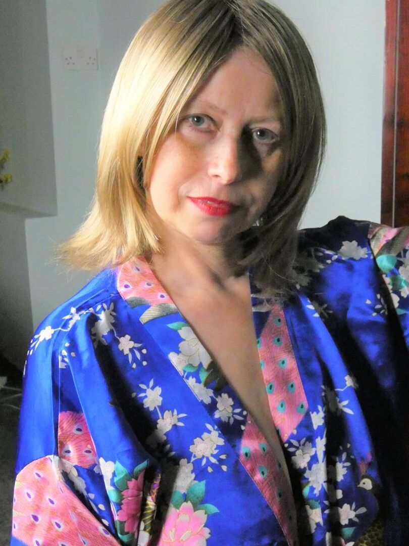 20P La amateur con sobrepeso Posh Sophia admira su coño afeitado en un espejo de mano
