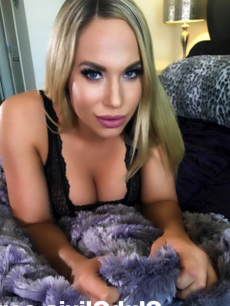12P A garota loira suja Olivia Austin mostra sua bunda legal em uma tanga preta