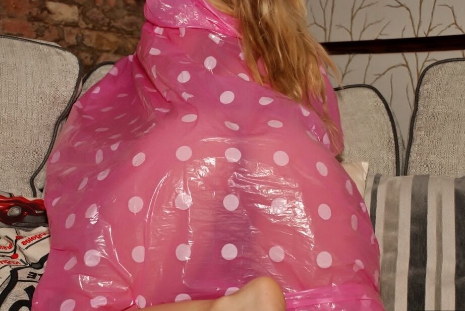 20P Une amatrice blonde se met complètement nue de manière sexy pendant une action en solo