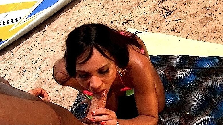 16P Wet Latina feminina Leticia fazendo sexo oral na praia de biquíni